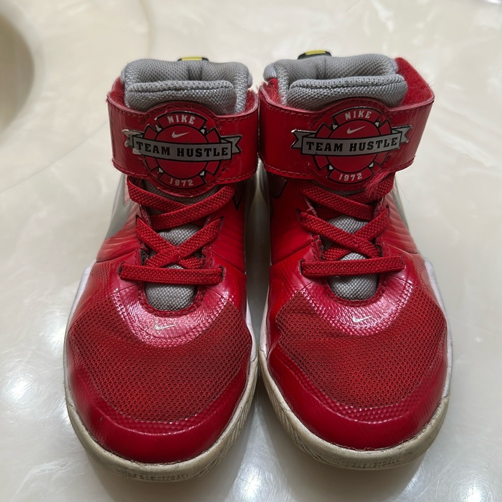 Nike Team Hustle D 9 Auto PS Boys Shoes size 11. Red and gray.